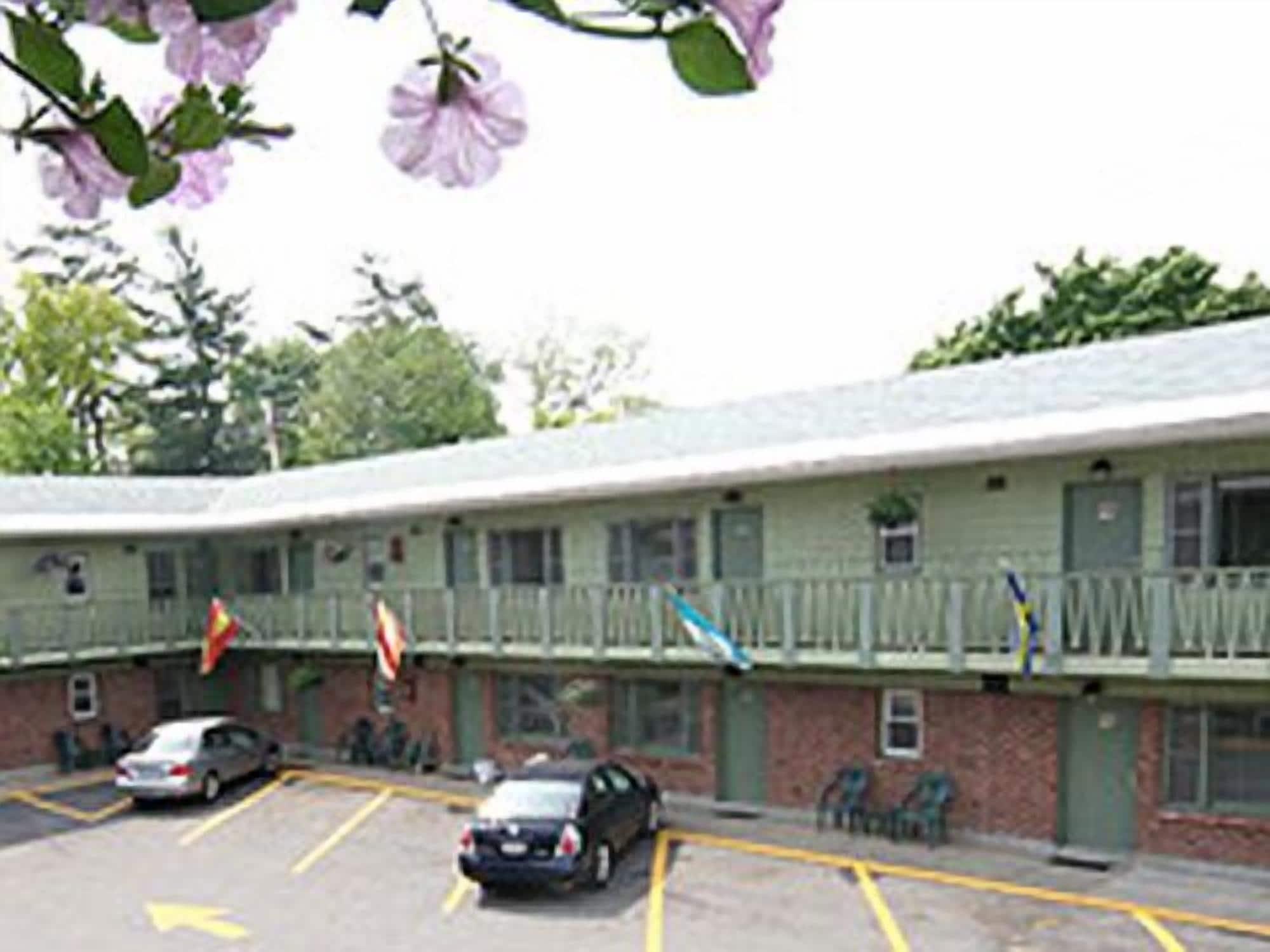 Community Court Motel Saratoga Springs Exterior photo