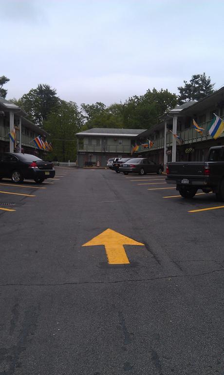 Community Court Motel Saratoga Springs Exterior photo