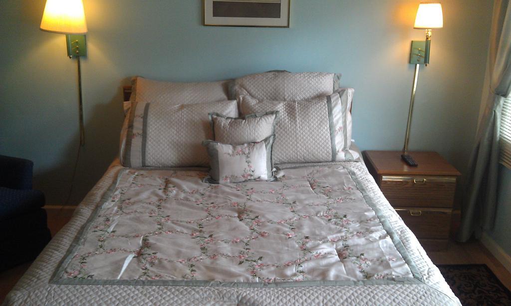 Community Court Motel Saratoga Springs Room photo